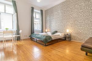 1 dormitorio con cama y sofá en Friendly 2BR Apt- Near Rennweg & Belvedere Palace en Viena