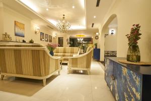 salon z 2 krzesłami i stołem w obiekcie Luxury Garden Villa with premium spa 4 bedrooms Ciputra w mieście Hanoi
