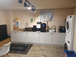 Kuchyň nebo kuchyňský kout v ubytování Uiwang Nine Hotel
