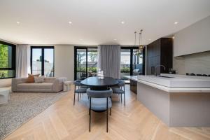 uma cozinha e sala de estar com uma mesa e um sofá em The Gratis Deepdene em Melbourne