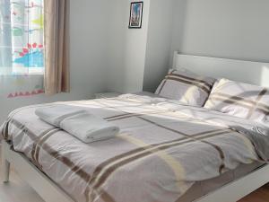 ein Bett mit zwei Kissen darauf in einem Schlafzimmer in der Unterkunft 靠近舊金山國際機場的民宿 in Daly City