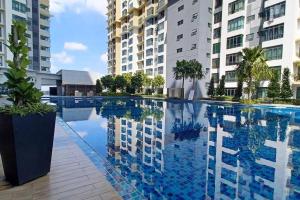 ein großer Pool vor einigen Gebäuden in der Unterkunft Homestay ARC_Cozyhome @ Austin Hills in Johor Bahru