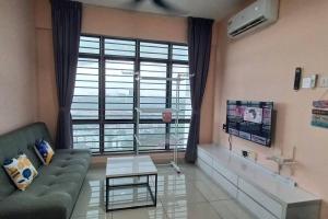 ein Wohnzimmer mit einem Sofa und einem großen Fenster in der Unterkunft Homestay ARC_Cozyhome @ Austin Hills in Johor Bahru