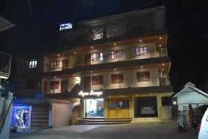 ein hohes Gebäude in der Nacht mit eingeschaltetem Licht in der Unterkunft HOTEL AQUA BREEZE in Port Blair