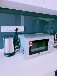 Kuchyň nebo kuchyňský kout v ubytování ELYSIA-Legoland-QFamilySuite-WaterDispenser