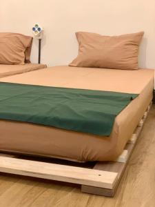 un letto con struttura in legno sul pavimento di Good Feeling Hostel a Banyuwangi