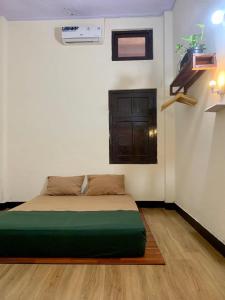 เตียงในห้องที่ Good Feeling Hostel