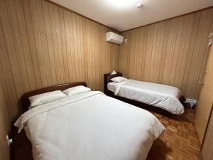 泉佐野市にあるKIX House Waraku III 和楽三号館のホテルルーム ベッド2台付