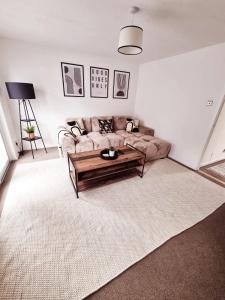 a living room with a couch and a coffee table at 2 Bed Cosy Aylesbury House with Parking in Buckinghamshire