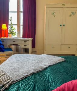 Stjärnsund的住宿－Fridhem，一间卧室配有一张床、一张书桌和一个橱柜