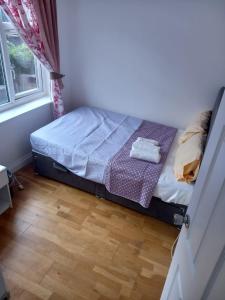 曼徹斯特的住宿－Morgan Ease，窗户客房内的小床