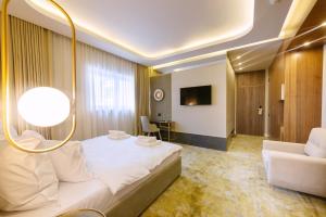 TV a/nebo společenská místnost v ubytování Yasu Luxury Rooms