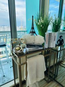 馬尼拉的住宿－Azure Urban Resort - St Tropez Tower Staycation Unit with a European Touch，一张桌子,上面有书架和塔