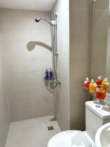 een badkamer met een douche, een toilet en een wastafel bij Azure Urban Resort - St Tropez Tower Staycation Unit with a European Touch in Manilla