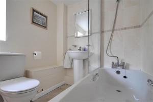 Koupelna v ubytování Foxley Cottage + 20 fotografií