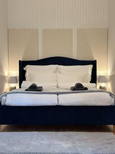 - une chambre avec un lit et 2 serviettes dans l'établissement The Pearl, à Budapest