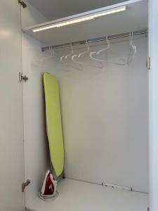 Habitación con una tabla de surf verde en un armario en The Pearl en Budapest