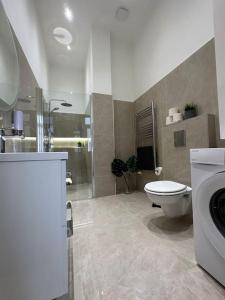 La grande salle de bains est pourvue d'une douche et de toilettes. dans l'établissement The Pearl, à Budapest
