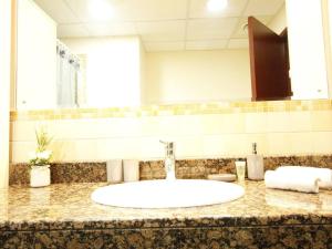Koupelna v ubytování Luxury 2 Bed Entire Apartment Dubai-Marina-JBR Near Beach with Gym & Pool-Metro Access