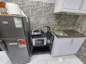 a small kitchen with a sink and a refrigerator at شقة مفرشة رقم 3 تبعد ٣ كم عن الحرم النبوي الشريف in Al Madinah