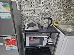 a kitchen with a microwave and a blender on a shelf at شقة مفرشة رقم 3 تبعد ٣ كم عن الحرم النبوي الشريف in Al Madinah