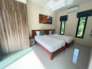 Postel nebo postele na pokoji v ubytování Bang Tao Villa