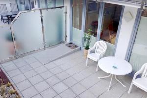 um pátio com uma mesa e cadeiras numa casa em Haus Sonnenhaken Wohnung 1 em Norderney