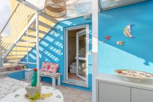 ノートにあるLa Cascina Di Baroneの青い壁と階段のある遊び場