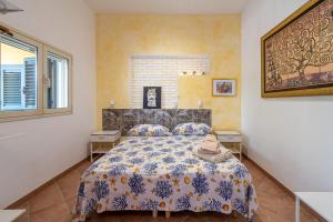 ノートにあるLa Cascina Di Baroneのベッドルーム1室(青と白の掛け布団付きのベッド1台付)