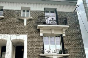 - un bâtiment en briques avec des fenêtres et des balcons dans l'établissement Le loft, à Saint-Nazaire