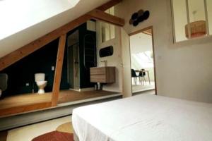 - une chambre avec un lit blanc et un balcon dans l'établissement Le loft, à Saint-Nazaire