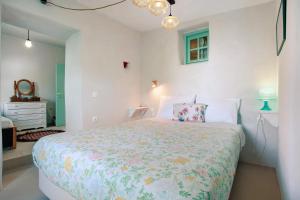 ein weißes Schlafzimmer mit einem großen Bett in einem Zimmer in der Unterkunft Sira Stonehouse l in Volímai