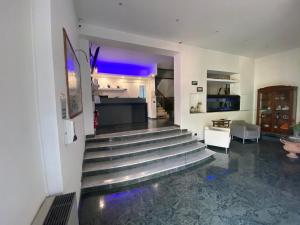 un vestíbulo con una escalera con luces azules en Hotel Vietri Coast, en Vietri