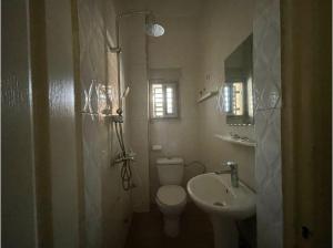 y baño con aseo y lavamanos. en Residence in Tounkaranke, en Bamako