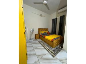 1 dormitorio con 1 cama en una habitación en Residence in Tounkaranke, en Bamako
