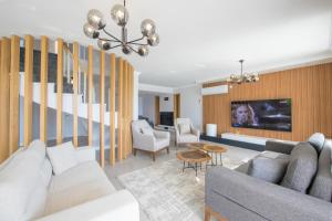 TV a/nebo společenská místnost v ubytování Kalkan Kalamar Plajı Denize Sıfır Villa Elana 1