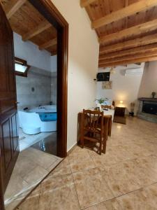 un soggiorno con tavolo e vasca da bagno di Guesthouse Platon a Orma
