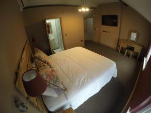 A bed or beds in a room at The Feathers 