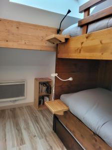 a bedroom with a bunk bed and a desk at Résidence récente au coeur des monts du Cantal in Laveissière