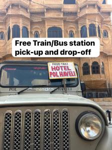 een bord op de voorkant van een jeep bij Hotel Pol Haveli Jaisalmer in Jaisalmer