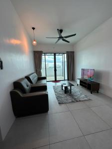 - un salon avec un canapé et un ventilateur de plafond dans l'établissement SZ Home Legacy at Meritus, à Perai