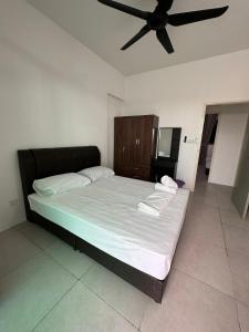 SZ Home Legacy at Meritus في بيراي: غرفة نوم مع سرير ومروحة سقف