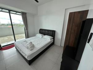 Tempat tidur dalam kamar di SZ Home Legacy at Meritus