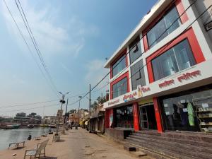 Fotografie z fotogalerie ubytování Hotel Ramghat inn -In front of Mandakini River v destinaci Sītāpur Mūāfi
