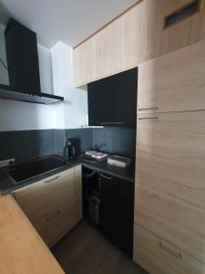 Kuchyň nebo kuchyňský kout v ubytování Le Cosy - Queen-size, full équipé, wifi, parking