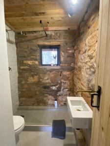 a stone bathroom with a toilet and a sink at Yellowwoods Farm - WILLOUGHBYS COTTAGE and OLD STABLES COTTAGE in Curryʼs Post