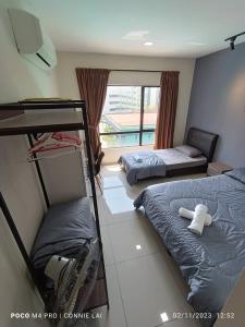 um quarto com 2 beliches e uma varanda em Ipoh Manhattan Water Park Pool View Cozy Homestay em Ipoh