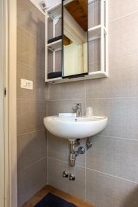 bagno con lavandino e specchio di Loft Teate a Chieti