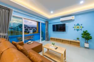 Otter House Aonang Intersection في مينْغكرابي: غرفة معيشة مع أريكة وطاولة