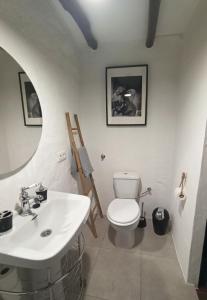 een badkamer met een wit toilet en een wastafel bij La Afortunaa in Valdelarco